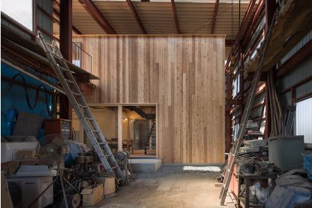 工場に家を挿入したようなファサード